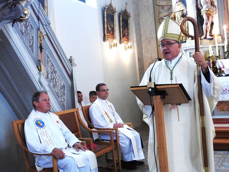 Pomožni škof Franc Šuštar se je v nagovoru  zbranim med drugim zahvalil za opravljena obnovitvena dela